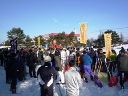 開会式に除雪用具持参で参加された皆さん