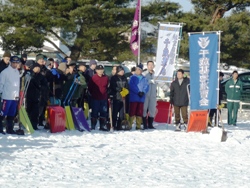 所属グループの幟を掲げる参加者