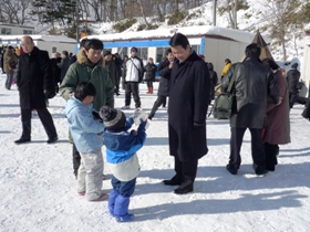 子どもが私に氷の塊をプレゼントしてくれました。