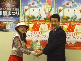 2009プリンセスチューリップ山清さんから砺波産チューリップ贈呈