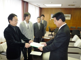 斉藤会長から提言書をいただきました（ちとせｴｺﾛｼﾞｰ市民会議）。
