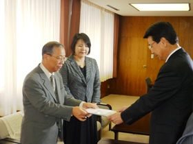 浜中会長から提言書をいただきました（都市経営会議）。