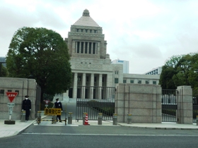 防衛大臣表敬訪問の前日、国会衆議院内で生方民主党幹事長と面談