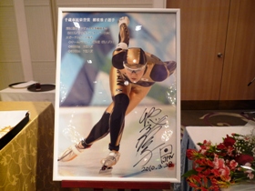 穗積さんから写真パネルにサインをいただきました。