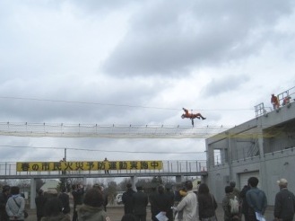 訓練棟を使用したロープブリッジ救出訓練 
