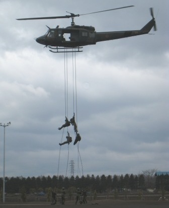 ヘリコプターからのリペリング降下訓練