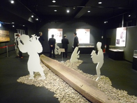 展示品(市内朝日町から出土した丸木舟)