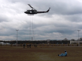 地震災害での被災者をヘリコプターにより救助する隊員