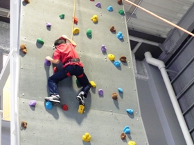 屋内訓練室のクライミングを体験する子ども達