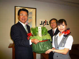 日本航空グランドスタッフ（JAL SKY札幌）  駒澤加奈子さんと山口市長