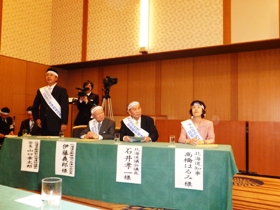 主催者席のようす（石井孝一北海道議会議長は決議を朗読されました。）
