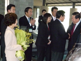 小沢鋭仁環境大臣と握手でお迎えされた周中国環境大臣「ニーハオ！」