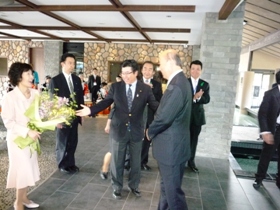 李韓国環境大臣に歓迎の花束をわたす高橋知事「アニョハセオ！」