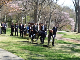日中韓３カ国環境大臣記念植樹（支笏湖を見下ろすビジターセンター裏の園地）