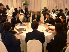 小沢環境大臣主催夕食会で千歳産ワイン（グレースワイン「千歳ワイナリー」）を韓国大臣などみなさんにご紹介させていただきました。