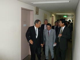 議員会館での要望中打合せをしながら移動するようす