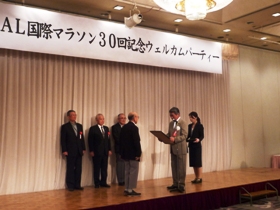 連続３０回運営功労者への感謝状・記念品の贈呈（田中実さんご挨拶）「古川昌俊大会長から贈呈されました。」