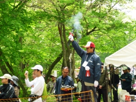 フルマラソンのスターター（山口名誉大会長）  「いつも緊張します。」