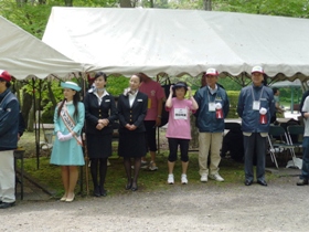 ２００９スカイレディ千歳  原明日香さん、ＪＡＬのキャビンアテンダントのお二人、増田明美選手、古川昌俊大会長、山口市長