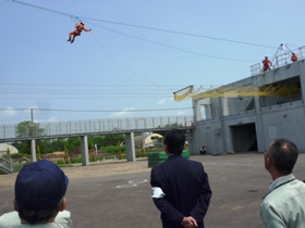 消防職員による中州救出訓練（目にも止まらぬ早さで中州上空に到達）