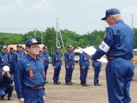 小型ポンプ応用訓練優秀チーム（消防分団）への表彰（副総監  細越団長から授与）