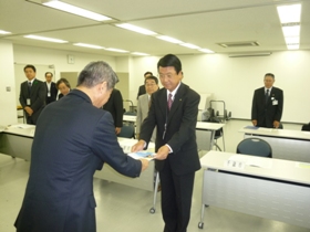 北海道防衛局  土居隆彦局長へ要望書提出（北海道基地協議会）  