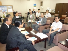 【６月２２日】『上京』総務省自治税務局  岡崎浩巳局長への北海道基地協議会との懇談のようす（総務省  局長室）  