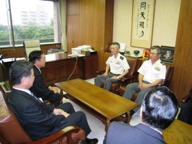 山本第７師団長、立花幕僚長と駒澤副市長の懇談のようす