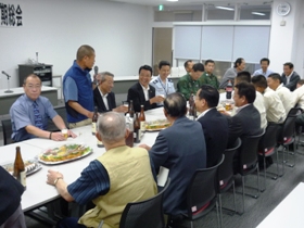 役員会・総会終了後の懇談のようす