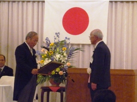 創立５０周年記念感謝状贈呈のようす（退任役員議員  神野昇様受賞）  