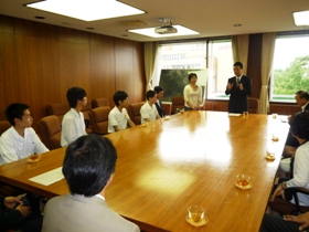 みなさんにあいさつする山口市長