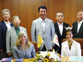 前列左からアンカレジ姉妹都市委員  シャーリン・ハウさん、ミス・アンカレジ  アビー・ハンコックさん