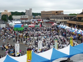 満員状態のスカイ・ビア＆ＹＯＳＡＫＯＩ祭の会場