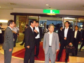 宿泊先のホテルに到着された北澤俊美防衛大臣