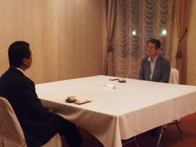 ホテル内での北澤防衛大臣と山口市長の懇談のようす