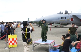 戦闘機とともに記念撮影する子ども達