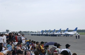 ブルーインパルス（Ｔ４練習機）６機の展示