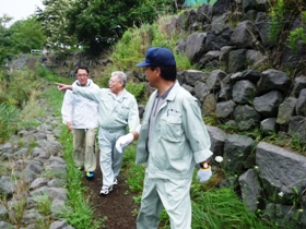 片野会長、千歳青年会議所  勝俣政幸理事長と一緒に千歳川の環境などを視察しながら川沿いを歩く市長