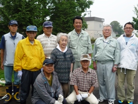 清掃作業を終えたみなさんと記念撮影