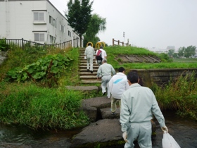 遊歩道で途中のごみを拾いながら千歳市の河川状況などを確認