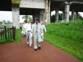 遊歩道で途中のごみを拾いながら千歳市の河川状況などを確認