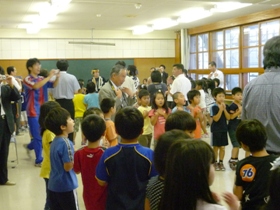 委員の皆さんと一緒にホリッパ（輪踊り）の輪に加わりました