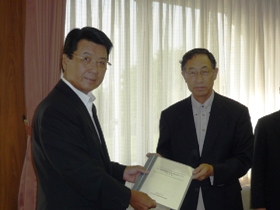 病院経営改革会議吉田会長から提言書をお受けしました。