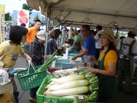 新鮮な野菜には人だかり！