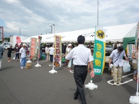 出展会場に向かう市長