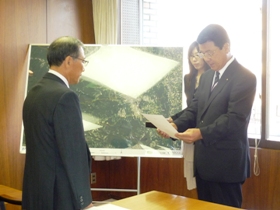 審議会委員に委嘱状を交付しました。