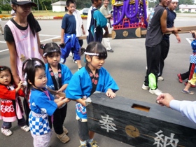 子どもたちもお祭りのお手伝い