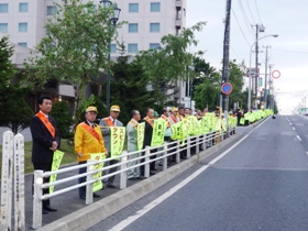 １km近い人波啓発のようす