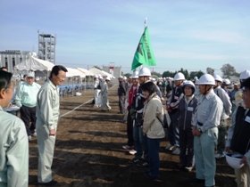お集まりいただいた皆さんにごあいさつする市長
