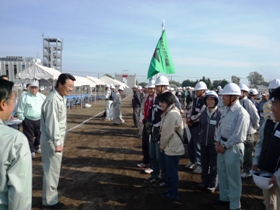 お集まりいただいた皆さんにごあいさつする市長